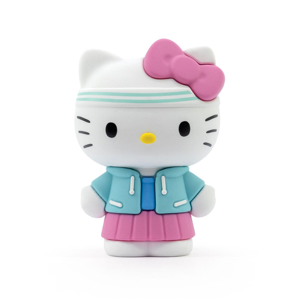 Figurine Hello Kitty posée sur fond blanc avec éclairage naturel