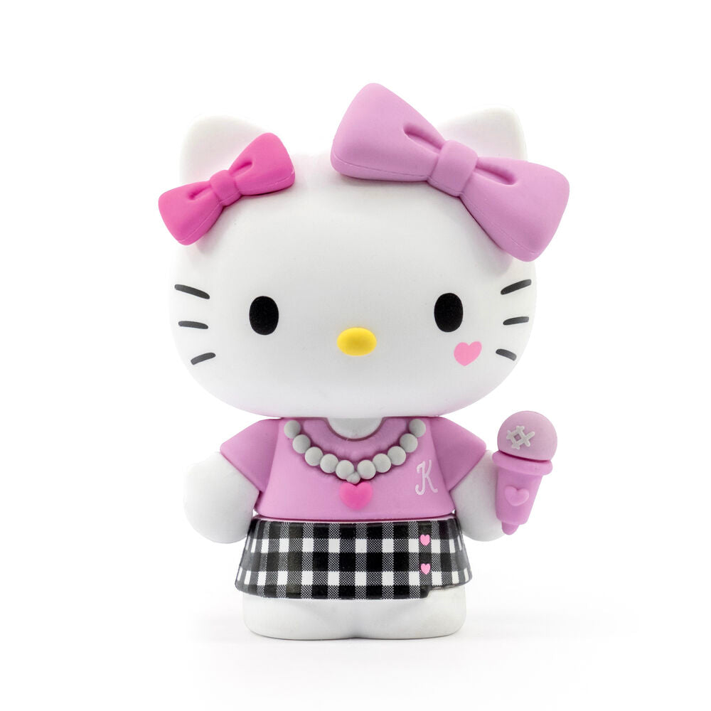 Gros plan sur les accessoires colorés de la figurine surprise Hello Kitty