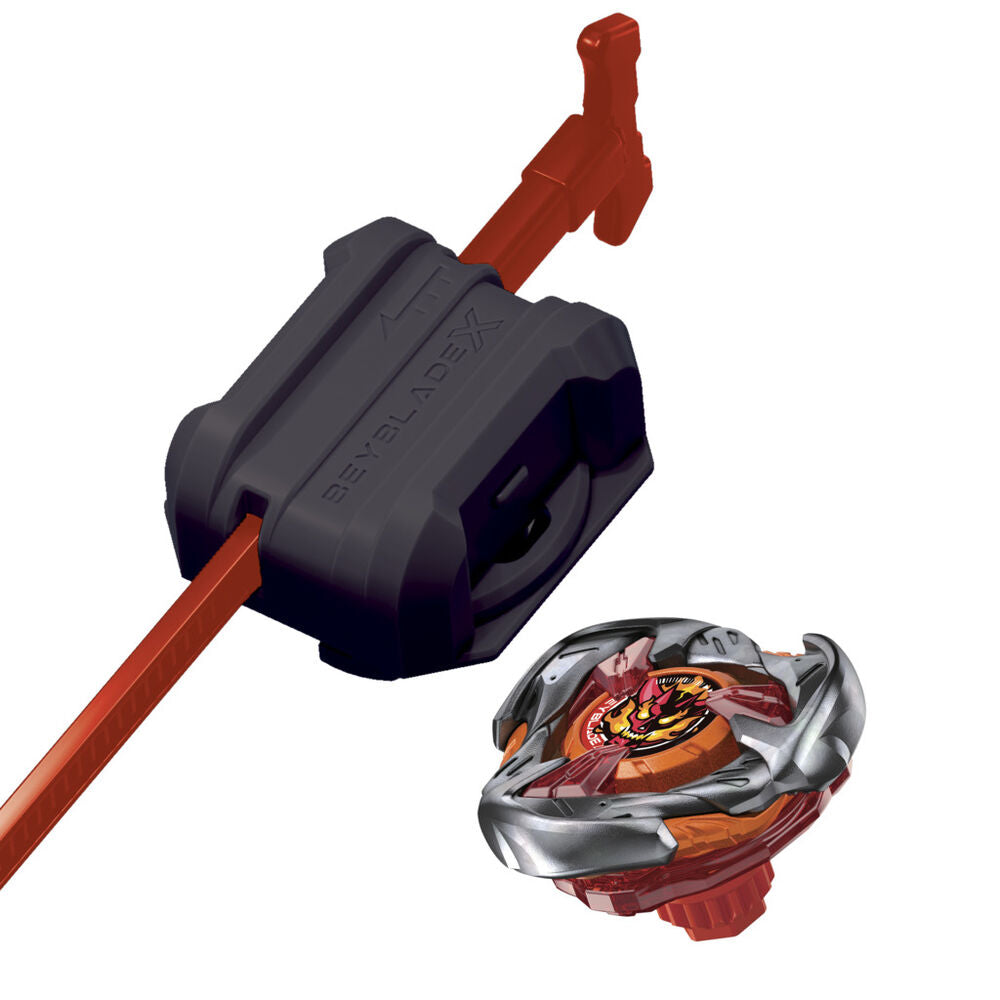 Enfant lançant la toupie Beyblade X Hammer Incendio 3-70H UX dans un Beystadium