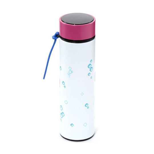 Vue rapprochée du filtre à thé amovible positionné sur le dessus du thermos