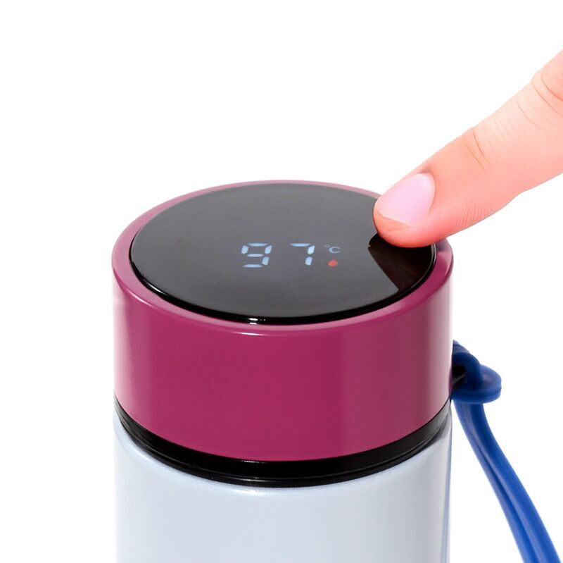 Thermos numérique Minecraft posé sur une table avec ses 450ml de capacité visible