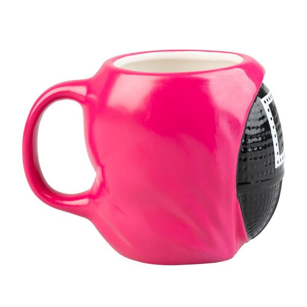 Gros plan sur le motif 3D du mug Squid Game montrant les symboles emblématiques