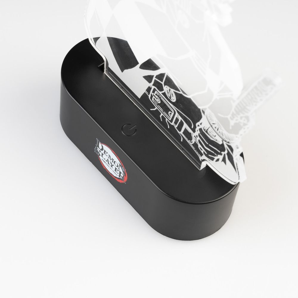 Lampe LED Demon Slayer éteinte posée sur un bureau en bois clair avec ambiance cosy