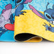 Tapis gaming Disney Stitch déployé sur un bureau avec clavier et souris pour démonstration d’usage