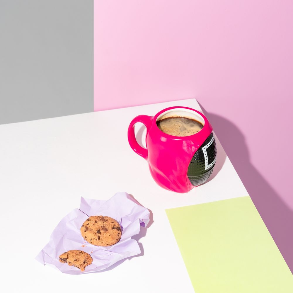Vue latérale du mug 3D Squid Game montrant la poignée ergonomique en céramique