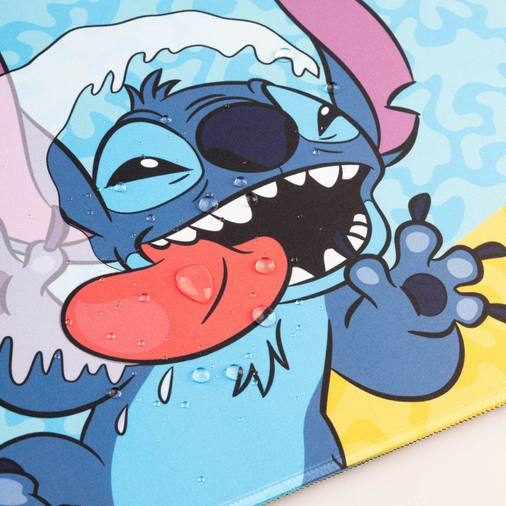 Zoom sur le motif Disney Stitch imprimé sur le tapis avec des couleurs vives et nettes