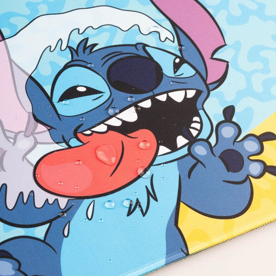 Zoom sur le motif Disney Stitch imprimé sur le tapis avec des couleurs vives et nettes