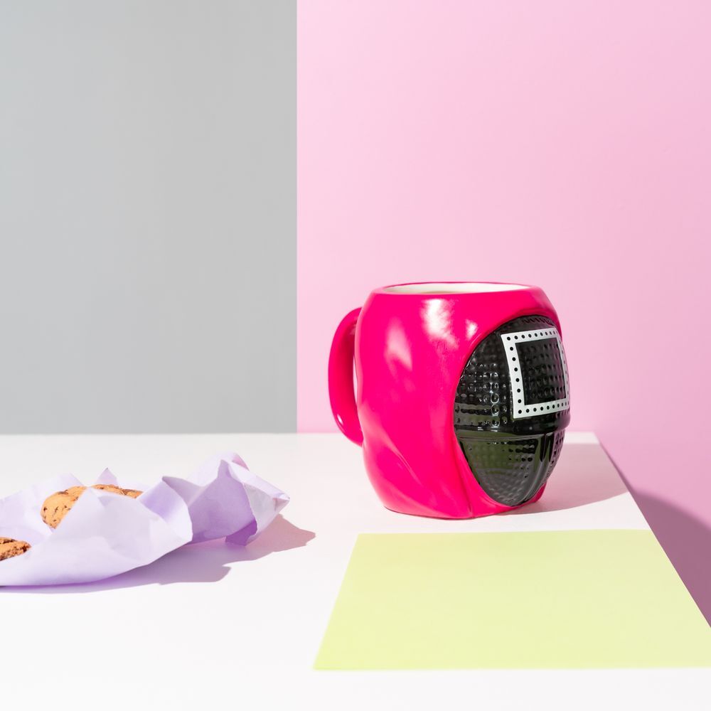 Mug Squid Game 500ml présenté avec sa boîte cadeau élégante et colorée