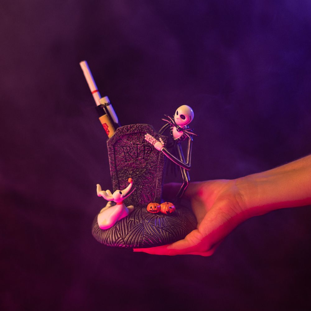 Porte-crayons Disney L'Étrange Noël de Monsieur Jack placé sur un bureau décoré