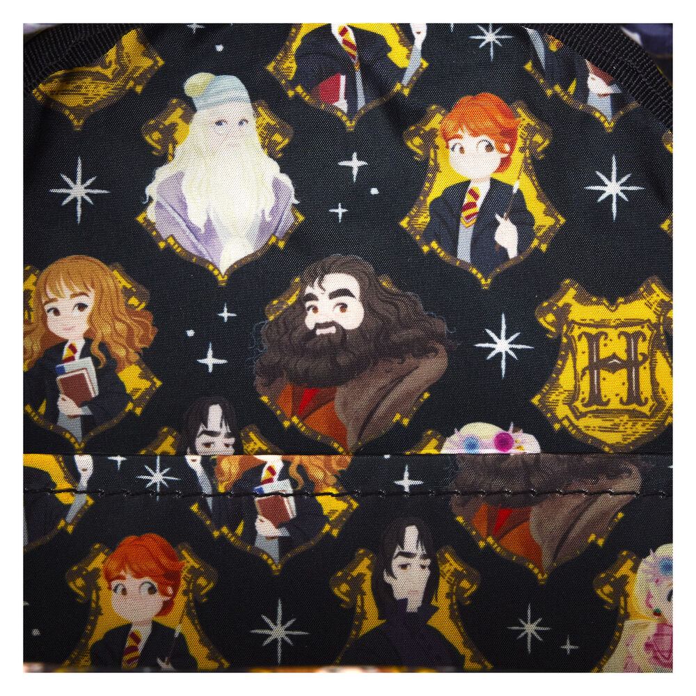 Gros plan sur les motifs floraux et symboles magiques du sac Loungefly
