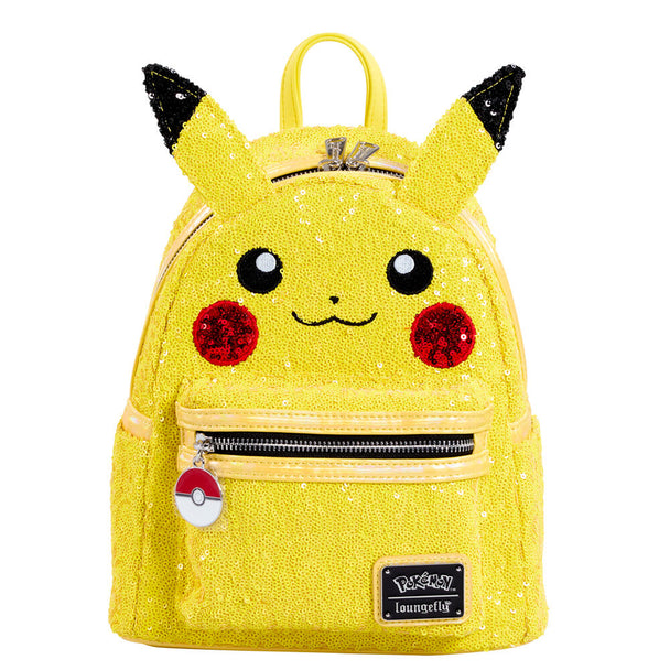 Zoom sur la poche avant zippée et le pendentif émaillé du sac à dos Loungefly Pikachu