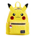 Zoom sur la poche avant zippée et le pendentif émaillé du sac à dos Loungefly Pikachu