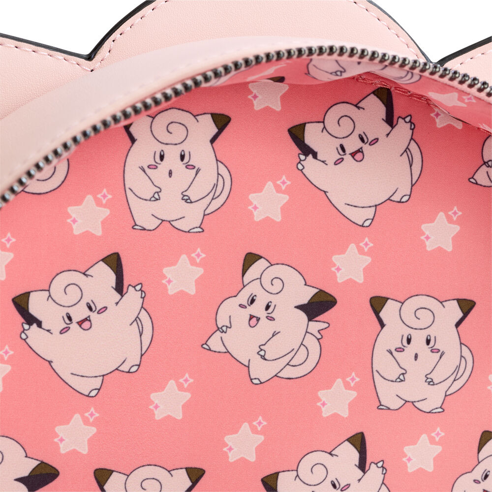 Sac à dos Loungefly Pokémon Clefairy porté par un modèle, illustrant le confort et le style