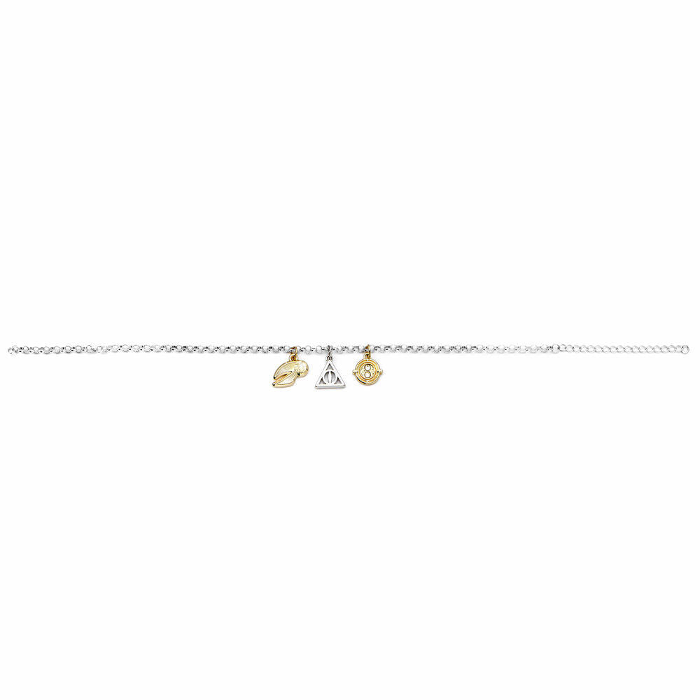 Présentation du bracelet charms Harry Potter porté au poignet, style élégant et fan incontournable