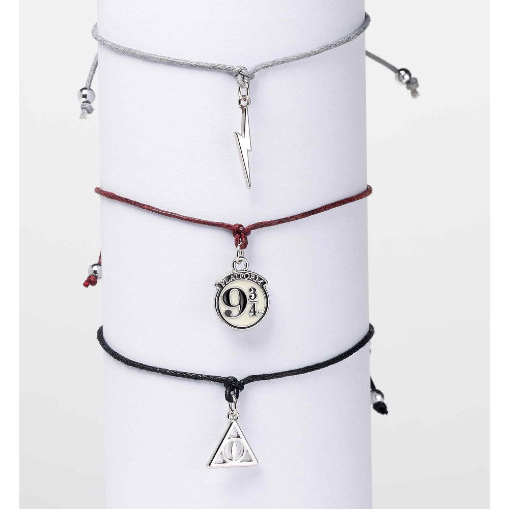 Bracelets d'amitié Harry Potter posés côte à côte montrant les détails des Reliques de la Mort et quai 9 3/4