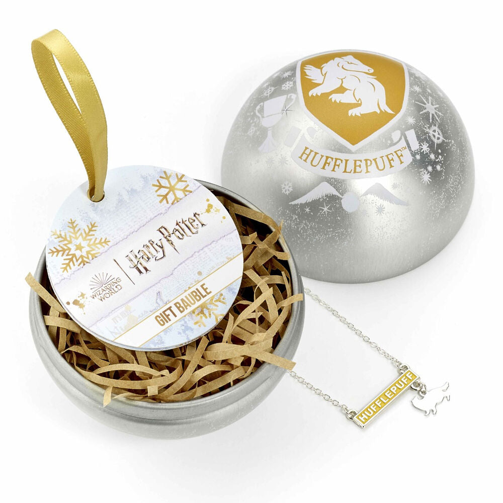 Collier Harry Potter Poufsouffle en gros plan, montrant le blason de la maison et les détails de la chaîne. Parfait pour les fans de Hufflepuff.