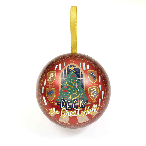 Gros plan du porte-clés Choixpeau doré Harry Potter inclus dans la boule de Noël, un cadeau parfait pour les fans de la saga Poudlard.
