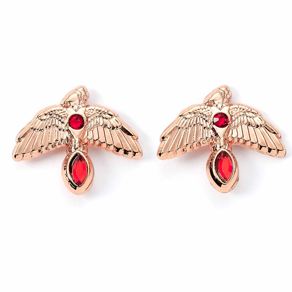 Gros plan des boucles d'oreilles Harry Potter Fawkes en or rose, mettant en évidence la finition en or rose lisse et les détails émaillés colorés de la tête de Fawkes.