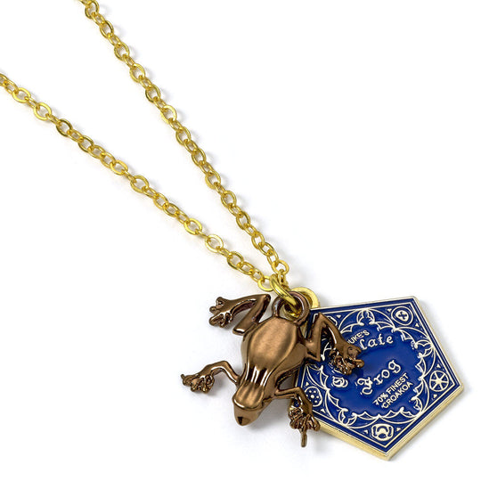 Présentation de la collection THE CARAT SHOP avec le collier Grenouille en Chocolat, badge et porte-clés assortis