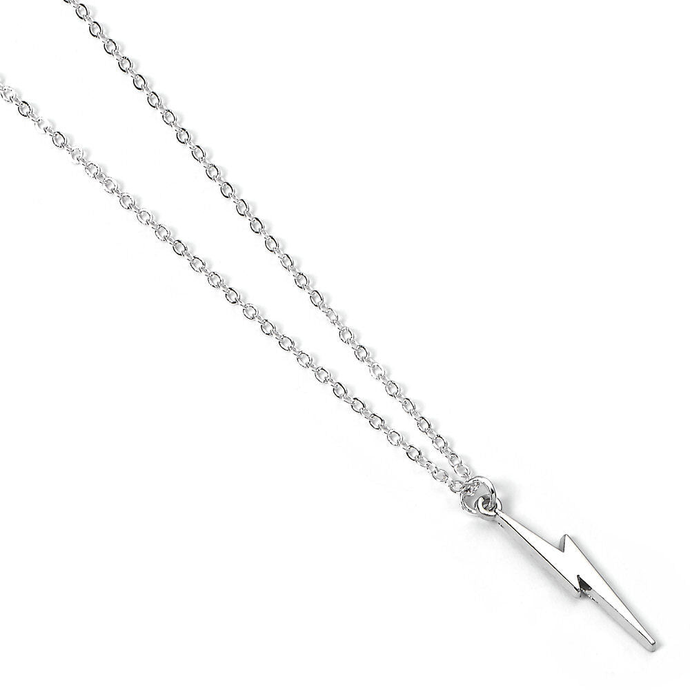 Détail du fermoir et de la chaîne argentée avec rallonge de 5cm du collier éclair Harry Potter