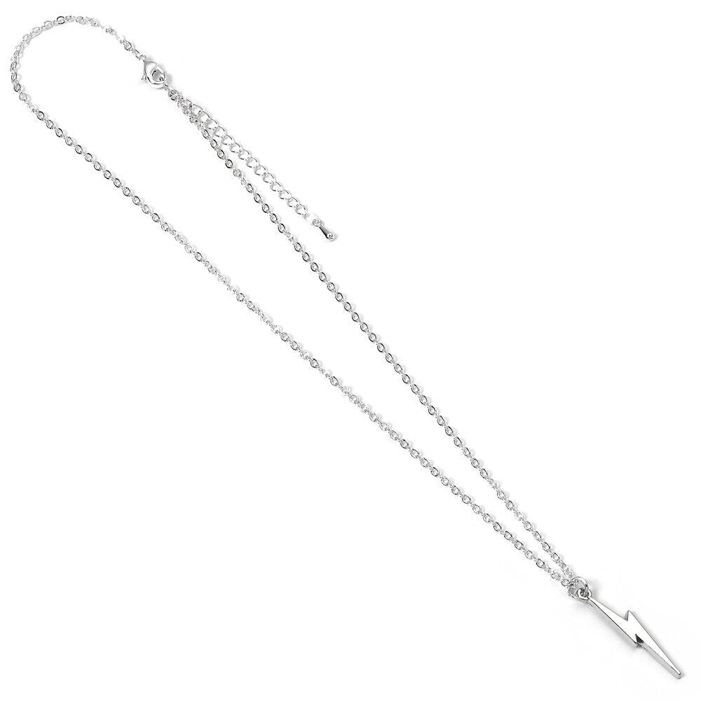 Vue rapprochée du pendentif éclair argenté Harry Potter sur chaîne argentée de 40cm