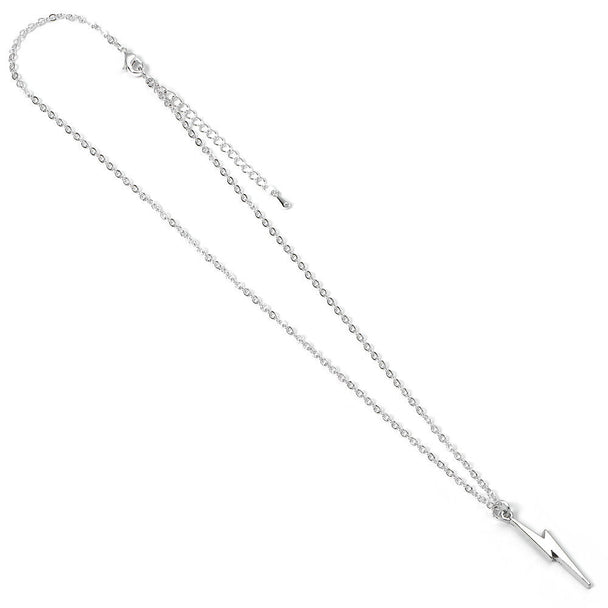 Vue rapprochée du pendentif éclair argenté Harry Potter sur chaîne argentée de 40cm