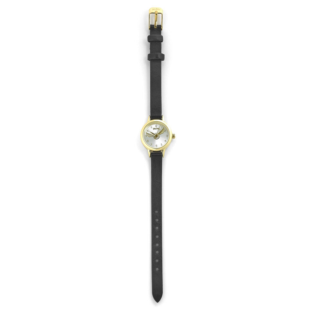 Montre Harry Potter Vif d'Or THE CARAT SHOP portée, montrant le bracelet en PU noir et le boîtier en alliage sur un poignet.