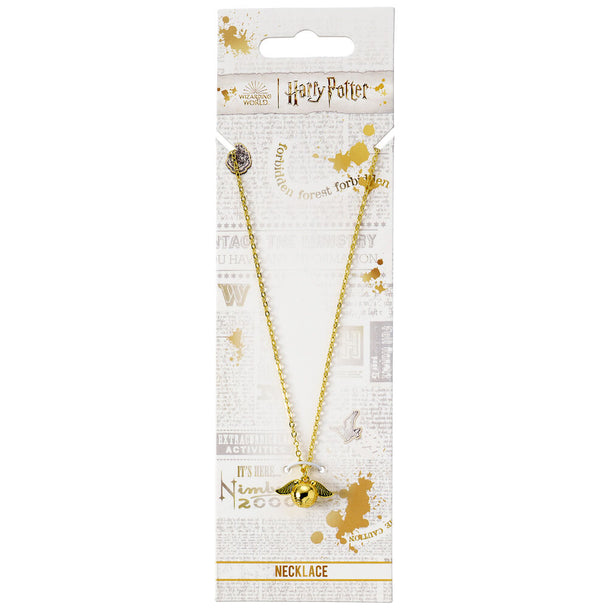 Gros plan du pendentif Golden Snitch en alliage de zinc doré, détails précis et finition brillante