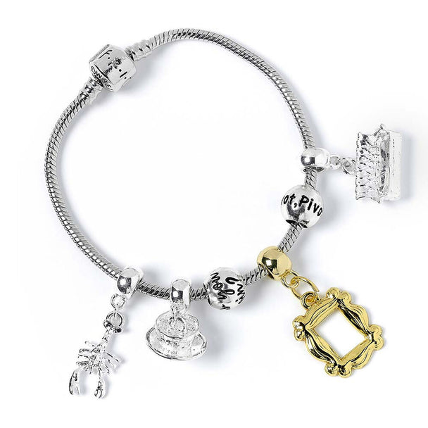 Bracelet Friends plaqué argent de 19cm avec charms homard, tasse, cadre et canapé, présenté sur fond blanc