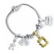 Bracelet Friends plaqué argent de 19cm avec charms homard, tasse, cadre et canapé, présenté sur fond blanc