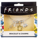 Zoom sur les charms détaillés du bracelet Friends : homard, tasse de café, cadre photo et canapé, avec perles gravées