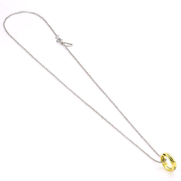 Collier L'Anneau Unique du Seigneur des Anneaux, vue rapprochée de l'anneau avec la gravure en langue noire, parfait pour les fans.