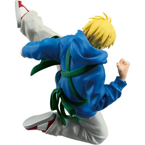 Photo de la figurine Shin Asakura posée sur un socle avec éclairage studio