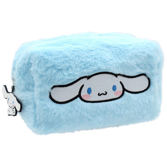Trousse vanity en peluche avec les personnages Hello Kitty et Cinnamoroll, marque TAKE CARE, vue de face sur fond blanc.