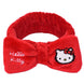 Vue rapprochée du tissu doux et extensible du bandeau Hello Kitty pour soins du visage