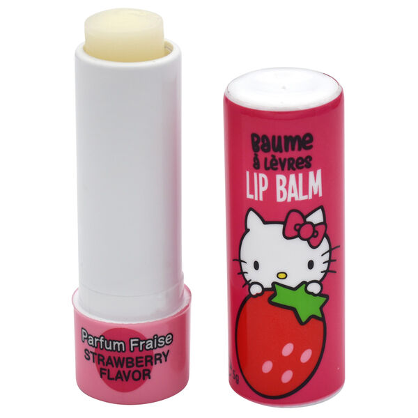 Gros plan sur le tube de baume à lèvres Hello Kitty avec le logo emblématique en relief