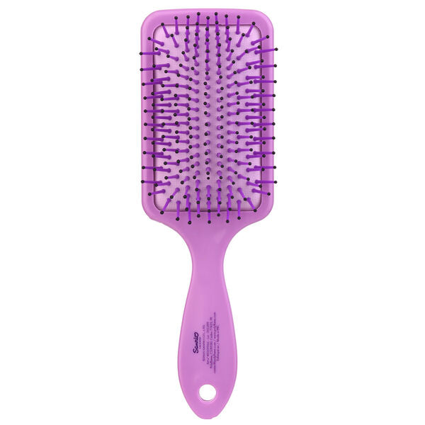 Gros plan de la brosse à cheveux Hello Kitty Kuromi, mettant en évidence les poils doux et flexibles conçus pour un démêlage sans douleur.