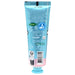 Vue rapprochée de la texture légère et onctueuse de la crème mains Hello Kitty & Cinnamoroll