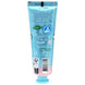Vue rapprochée de la texture légère et onctueuse de la crème mains Hello Kitty & Cinnamoroll