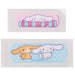Vue latérale de la boîte métal pansements avec motifs kawaii Hello Kitty et Cinnamoroll colorés