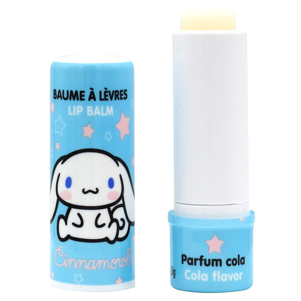 Baume à lèvres ouvert montrant la texture douce et crémeuse du produit