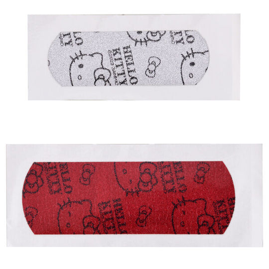 Boîte Hello Kitty ouverte montrant les pansements bien rangés à l'intérieur