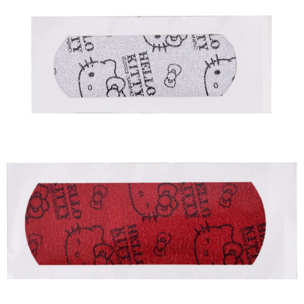 Boîte Hello Kitty ouverte montrant les pansements bien rangés à l'intérieur