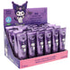 Texture crémeuse blanche de la crème mains Hello Kitty Kuromi sur la peau