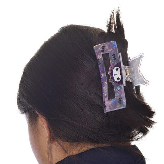 Présentation de la pince à cheveux Hello Kitty Kuromi avec arrière-plan neutre