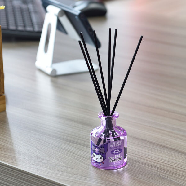Présentation des bâtonnets en bois diffusant le parfum du mikado Hello Kitty Kuromi 50ml