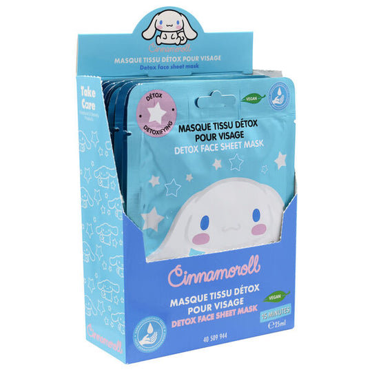 Femme souriante utilisant le masque facial Hello Kitty Cinnamoroll pour un soin detox