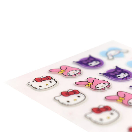 Utilisation des patches anti-imperfections visibles sur le visage d'une jeune femme souriante