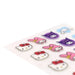 Utilisation des patches anti-imperfections visibles sur le visage d'une jeune femme souriante