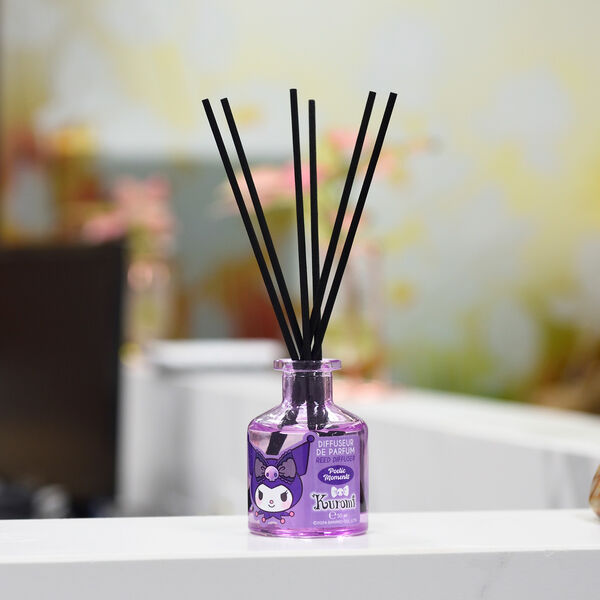Désodorisant mikado Hello Kitty Kuromi 50ml dans un intérieur moderne et lumineux